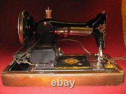 Singer Sewing Machine with Wooden Case & Key USA c. 1910 in Working Condition