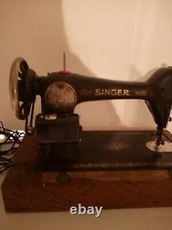 Singer Sewing Machine with bentwood top model 99-13 Runs excellent 1927
