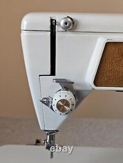 Singer Sewing Maching Golden Touch & Sew Deluxe Zig-Zag Model 620 Runs Untested