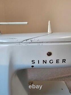 Singer Sewing Maching Golden Touch & Sew Deluxe Zig-Zag Model 620 Runs Untested