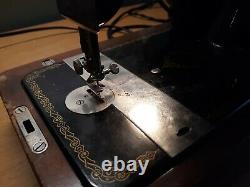 Singer Sewing machine with Travel case J0047892 in great shape. Tested Working