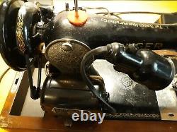 Singer Sewing machine with Travel case J0047892 in great shape. Tested Working