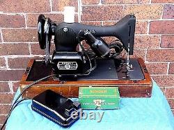 Singer Vintage Electric Portable Sewing Machine With Dome travel Casement