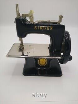 Singer Vintage Model 20 Childs Sewing Machine Hand Crank Antique Repair Parts