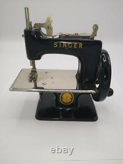 Singer Vintage Model 20 Childs Sewing Machine Smooth Hand Crank Antique Black