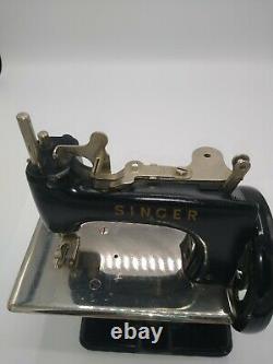 Singer Vintage Model 20 Childs Sewing Machine Smooth Hand Crank Antique Black