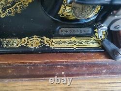 Singer Vintage Sewing Machine w. Gear Beautiful Wood Case C. 1913 Featherweight