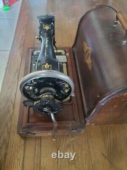 Singer Vintage Sewing Machine w. Gear Beautiful Wood Case C. 1913 Featherweight