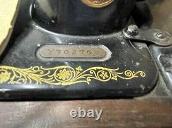 Singer Y Series 1922 Vintage Sewing Machine with Lid & Manual Serial Y702763