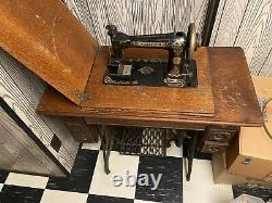 Singer antique sewing machine 1900's