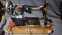 Singer sewing machine Vintage 1918 Working Condition With Case Bullet Shuttle