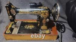 Singer sewing machine Vintage 1918 Working Condition With Case Bullet Shuttle