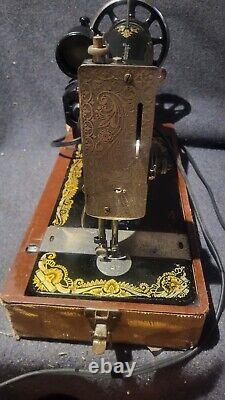 Singer sewing machine Vintage 1918 Working Condition With Case Bullet Shuttle