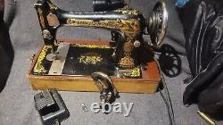 Singer sewing machine Vintage 1918 Working Condition With Case Bullet Shuttle