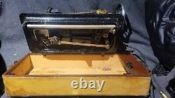 Singer sewing machine Vintage 1918 Working Condition With Case Bullet Shuttle