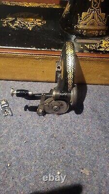 Singer sewing machine Vintage 1918 Working Condition With Case Bullet Shuttle