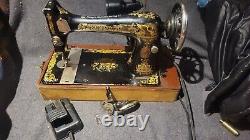 Singer sewing machine Vintage 1918 Working Condition With Case Bullet Shuttle