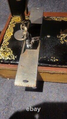 Singer sewing machine Vintage 1918 Working Condition With Case Bullet Shuttle