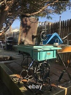 Singer vintage antique sewing machine in table with cabinet! Super Nice! Rare