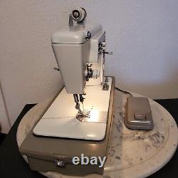 TESTED SINGER TOUCH SEW ZIG ZAG 600 Sewing Machine Accessories &Case WORKS GREAT