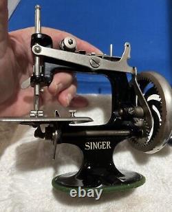 The Singer Manufacturing Co. Vintage Miniature Sewing Machine 20 Mint! #2