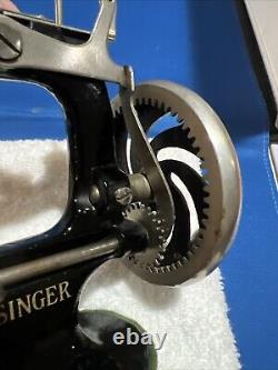 The Singer Manufacturing Co. Vintage Miniature Sewing Machine 20 Mint! #2