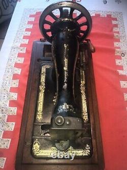 Unrestored 1900 model Singer Hand Crank sewing machine P311524
