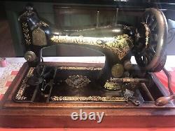 Unrestored 1900 model Singer Hand Crank sewing machine P311524