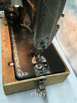 VINTAGE ANTIQUE 1900s SINGER CAST IRON Sewing Machine With case Foot Pedal