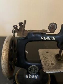 VINTAGE Antique SINGER Mini Sewing Machine 1920s Childs Toy