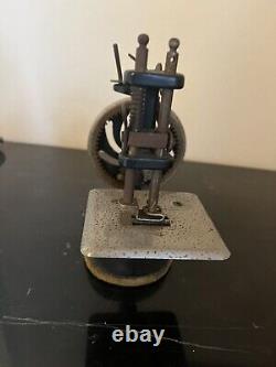 VINTAGE Antique SINGER Mini Sewing Machine 1920s Childs Toy