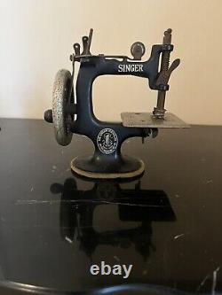 VINTAGE Antique SINGER Mini Sewing Machine 1920s Childs Toy