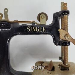 VINTAGE Antique SINGER Mini Sewing Machine 1920s Model 20 Childs Toy with Clamp