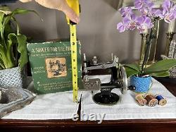 VINTAGE Miniature Sewing machine SINGER FOR THE GIRLS Antique boxed RARE