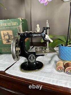 VINTAGE Miniature Sewing machine SINGER FOR THE GIRLS Antique boxed RARE