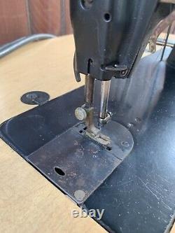 VTG 31-15 SINGER INDUSTRIAL SEWING MACHINE With TABEL LAMP AND FOOT PEDAL -ANTIQUE
