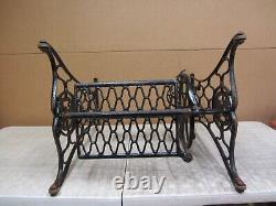 VTG ANTIQUE PRE 1920s SINGER TREADLE SEWING MACHINE CAST IRON TABLE BASE LEGS