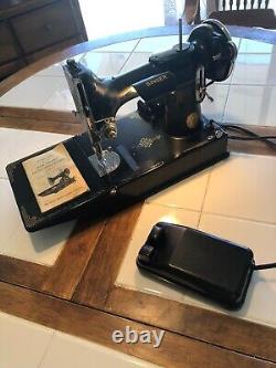 Vinage 1936 Singer Sewing Machine with Case