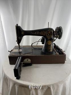 Vintage 1911 Singer Sewing Machine With Wooden Cover