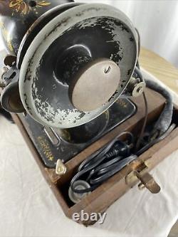 Vintage 1911 Singer Sewing Machine With Wooden Cover