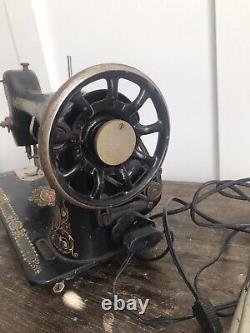 Vintage 1920 SINGER SEWING MACHINE #G8048795 With Pedal