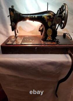 Vintage 1925 SINGER Sewing Machine with Bentwood Case and key