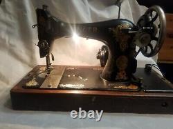 Vintage 1925 SINGER Sewing Machine with Bentwood Case and key