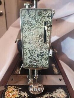 Vintage 1925 SINGER Sewing Machine with Bentwood Case and key