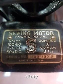 Vintage 1925 SINGER Sewing Machine with Bentwood Case and key