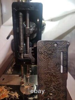 Vintage 1925 SINGER Sewing Machine with Bentwood Case and key