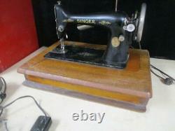 Vintage 1926 Singer Sewing Machine withunique oak tabletop case Rare