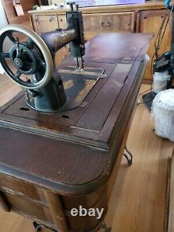 Vintage 1928 Singer Sewing Machine Vintage with foot pedal