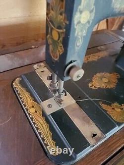Vintage 1928 Singer Sewing Machine Vintage with foot pedal