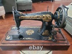 Vintage Antique 1904 Singer Table Top Sewing Machine Detailed Wood Case
